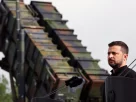 Володимир Зеленський каже промову на фоні протиповітряної системи Патріот