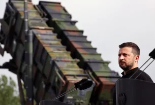 Володимир Зеленський каже промову на фоні протиповітряної системи Патріот