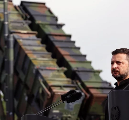 Володимир Зеленський каже промову на фоні протиповітряної системи Патріот