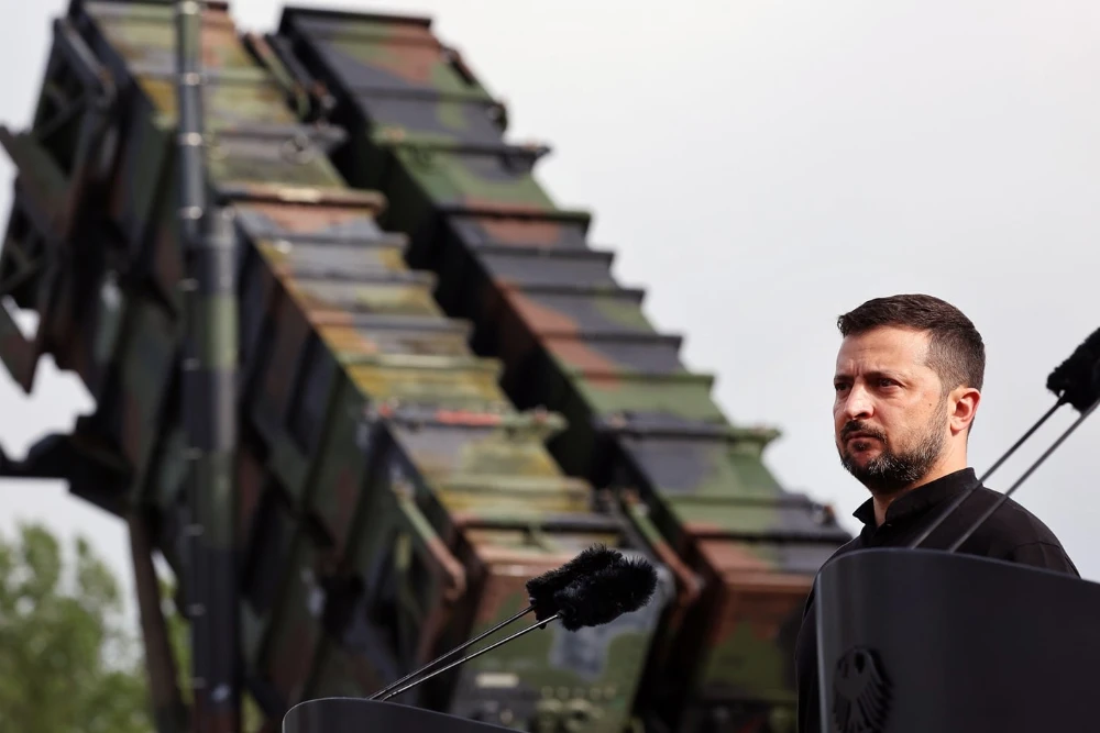 Володимир Зеленський каже промову на фоні протиповітряної системи Патріот