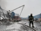 Рятувальник на заводі «Філіп Морріс» у Харкові, Україна, який у січні зазнав удару російської ракети.
