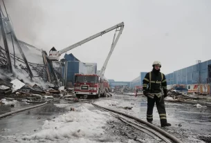 Рятувальник на заводі «Філіп Морріс» у Харкові, Україна, який у січні зазнав удару російської ракети.