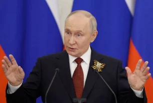 Володимир Путін жестикулює