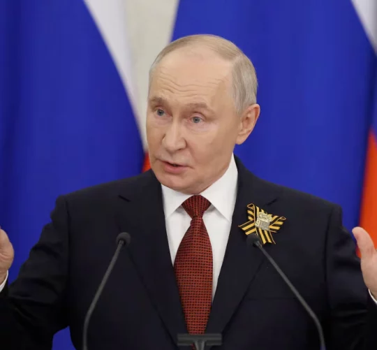 Володимир Путін жестикулює