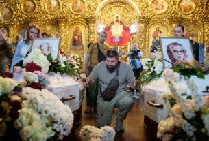 Похорон дівчин які загинули після обрушення житлової будівлі під час обстрілу Росією міста Київ
