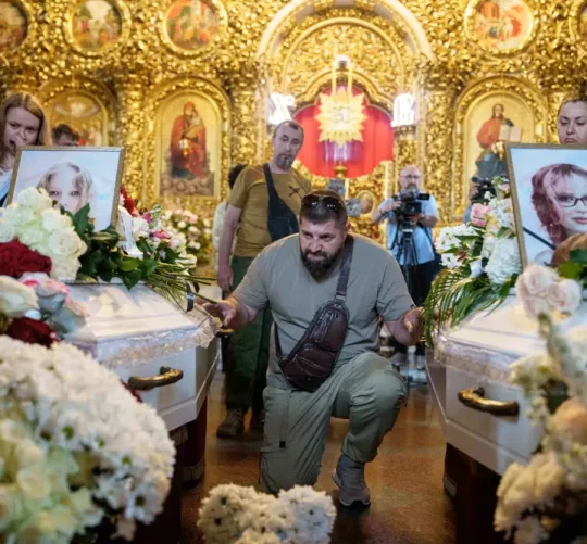 Похорон дівчин які загинули після обрушення житлової будівлі під час обстрілу Росією міста Київ