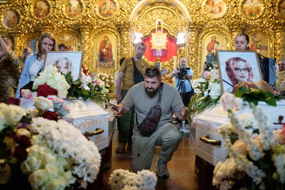 Похорон дівчин які загинули після обрушення житлової будівлі під час обстрілу Росією міста Київ