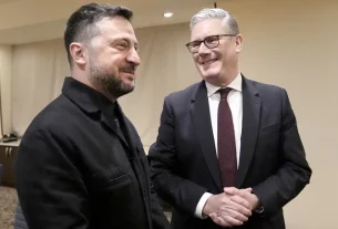 Володимир Зеленський та Стармер посміхаються