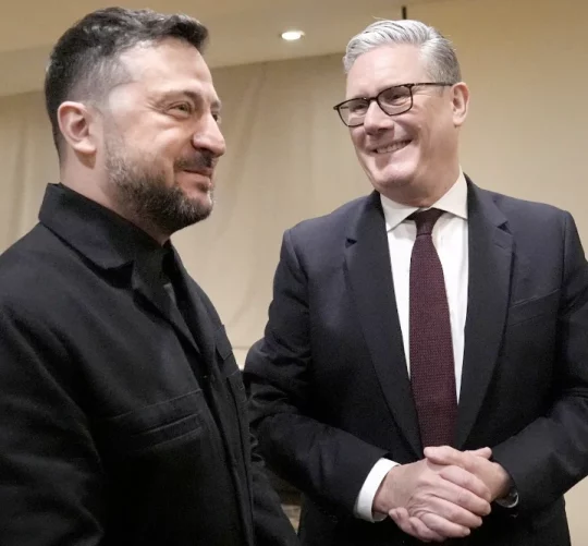 Володимир Зеленський та Стармер посміхаються