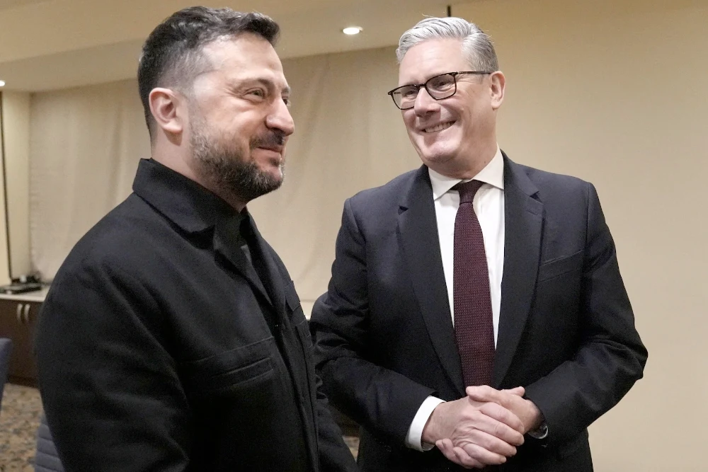 Володимир Зеленський та Стармер посміхаються
