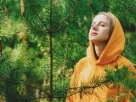 Дівчина вдихає лісове повітря