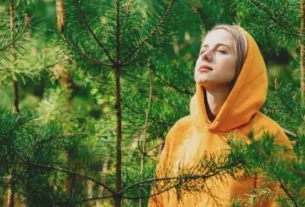 Дівчина вдихає лісове повітря
