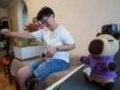Ірина Наконечна в'яже іграшкову капібару у своєму будинку в Кривому Рогу, Україна, субота, 9 травня 2026 року