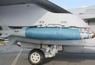 Авіобомба JDAM під правим крилом винищувача F-18D
