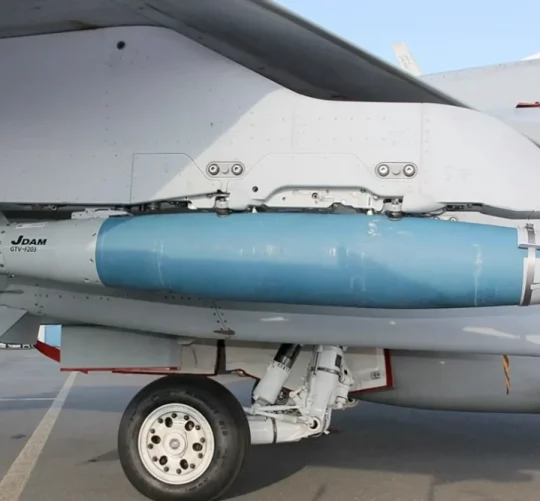 Авіобомба JDAM під правим крилом винищувача F-18D