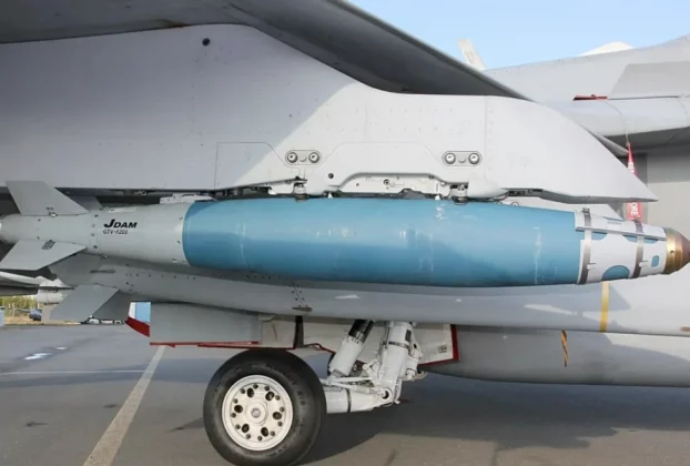 Авіобомба JDAM під правим крилом винищувача F-18D