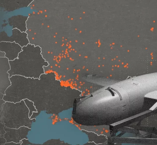 ілюстрація карти на фоні дальнобійної ракети