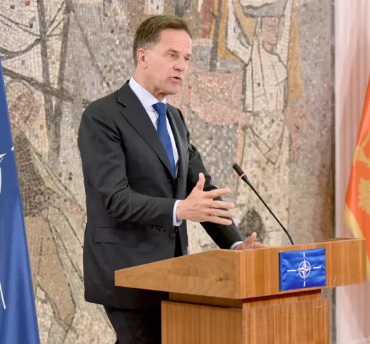 Генеральний секретар НАТО Марк Рютте бере участь у спільній пресконференції з прем'єр-міністром Чорногорії після їхньої зустрічі в Подгориці 12 травня 2026 року