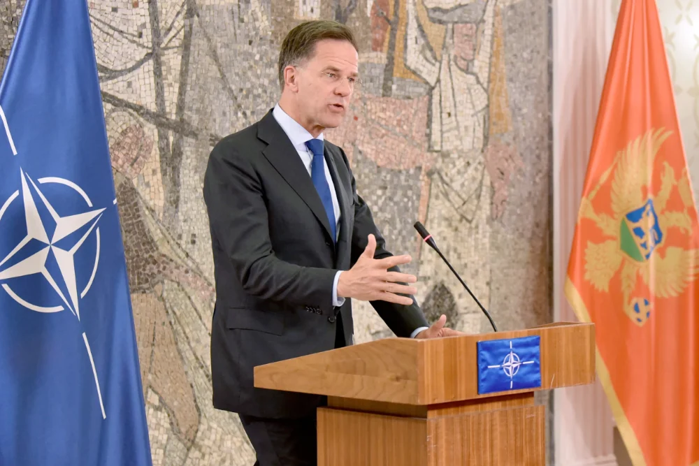 Генеральний секретар НАТО Марк Рютте бере участь у спільній пресконференції з прем'єр-міністром Чорногорії після їхньої зустрічі в Подгориці 12 травня 2026 року