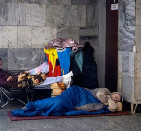 Люди ховаються у станції метро в Києві, Україна, 14 травня 2026 року