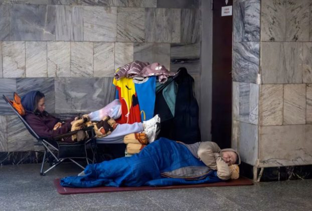 Люди ховаються у станції метро в Києві, Україна, 14 травня 2026 року
