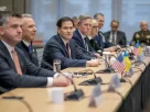 Державний секретар США Марко Рубіо (у центрі), спеціальний посланник США Стів Віткофф (другий зліва) та міністр армії США Ден Дрісколл (четвертий зліва) у Женеві