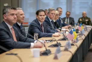 Державний секретар США Марко Рубіо (у центрі), спеціальний посланник США Стів Віткофф (другий зліва) та міністр армії США Ден Дрісколл (четвертий зліва) у Женеві