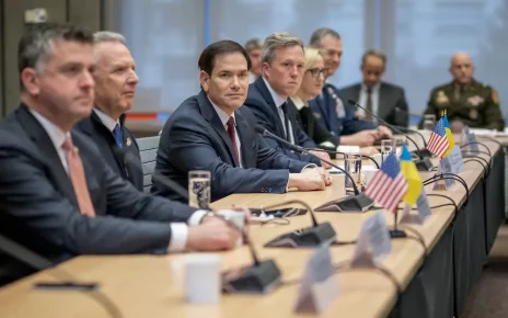 Державний секретар США Марко Рубіо (у центрі), спеціальний посланник США Стів Віткофф (другий зліва) та міністр армії США Ден Дрісколл (четвертий зліва) у Женеві