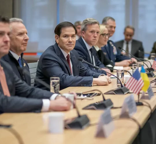 Державний секретар США Марко Рубіо (у центрі), спеціальний посланник США Стів Віткофф (другий зліва) та міністр армії США Ден Дрісколл (четвертий зліва) у Женеві
