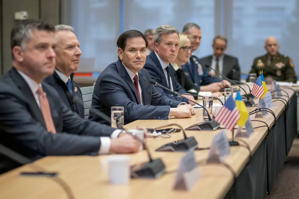 Державний секретар США Марко Рубіо (у центрі), спеціальний посланник США Стів Віткофф (другий зліва) та міністр армії США Ден Дрісколл (четвертий зліва) у Женеві