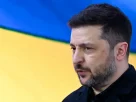 Володимир Зеленський на фоні українського прапору