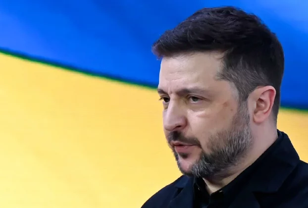 Володимир Зеленський на фоні українського прапору