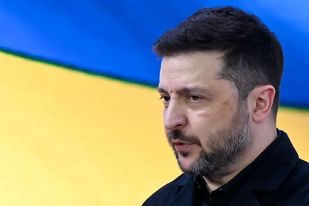 Володимир Зеленський на фоні українського прапору