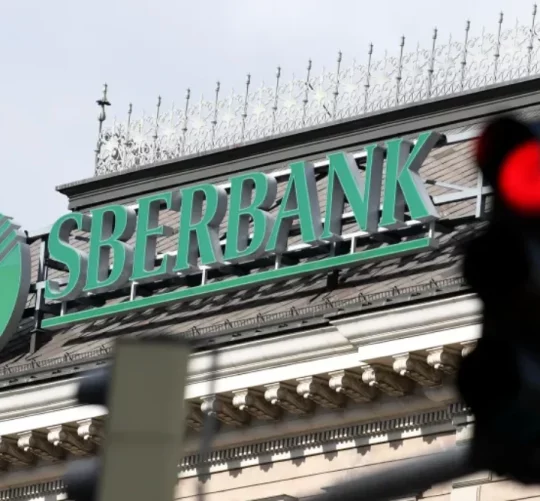 Вивіска "Сбербанк" Росії на будівлі