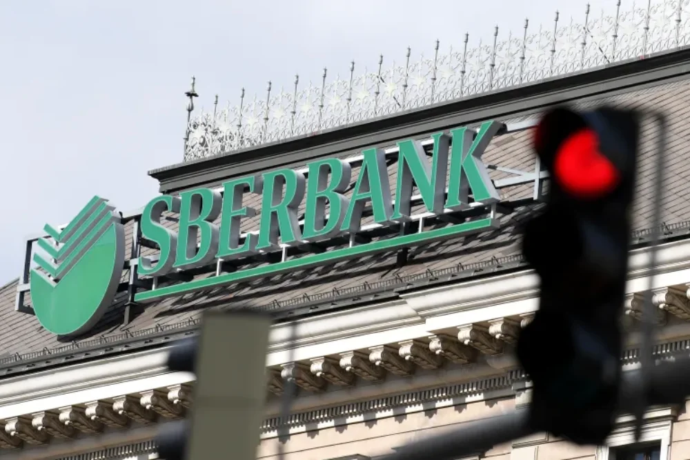 Вивіска "Сбербанк" Росії на будівлі