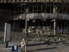 Хлопчик грає на баяні біля зруйнованого центру "Квадрат" на Лук'янівці
