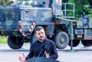 Володимир Зеленський на фоні ракетної установки "Патріот"