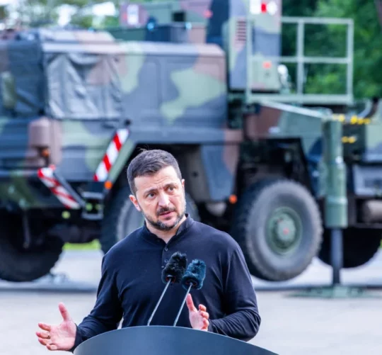 Володимир Зеленський на фоні ракетної установки "Патріот"