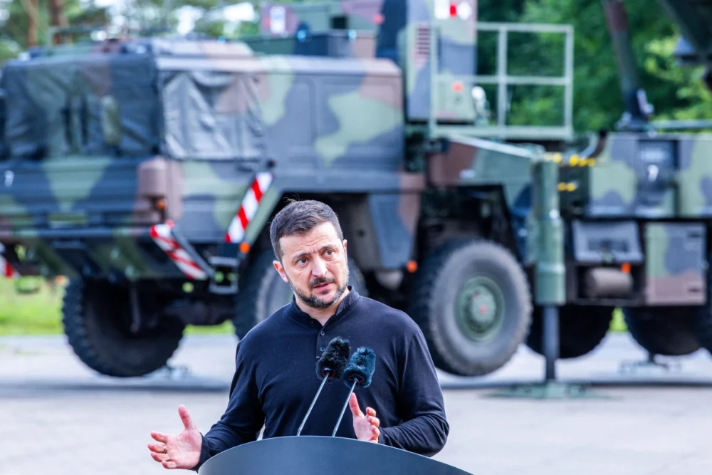 Володимир Зеленський на фоні ракетної установки "Патріот"