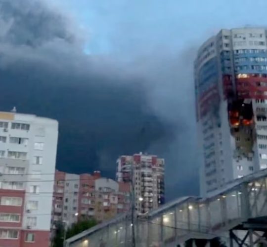 влучання українського дрона у житлову будівлю у Рязані