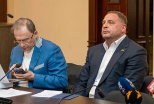 Колишній голова адміністрації президента України Андрій Єрмак (праворуч) під час судового засідання в міському суді Києва, Україна, у вівторок, 12 травня 2026 року