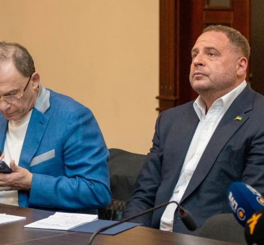 Колишній голова адміністрації президента України Андрій Єрмак (праворуч) під час судового засідання в міському суді Києва, Україна, у вівторок, 12 травня 2026 року