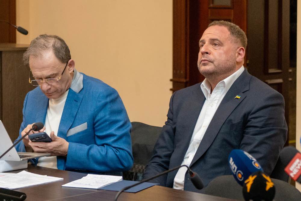Колишній голова адміністрації президента України Андрій Єрмак (праворуч) під час судового засідання в міському суді Києва, Україна, у вівторок, 12 травня 2026 року