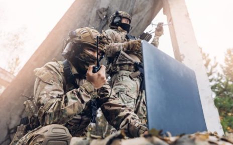 Російські військові запускають дрона
