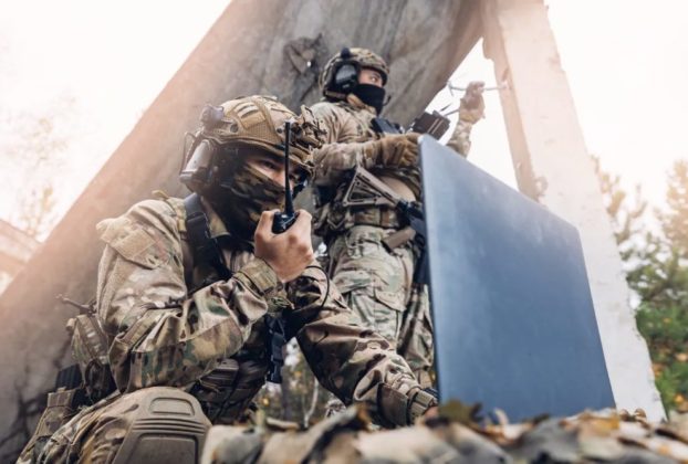 Російські військові запускають дрона