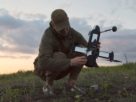 український військовий запускає дрон перехоплювач