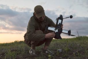 український військовий запускає дрон перехоплювач