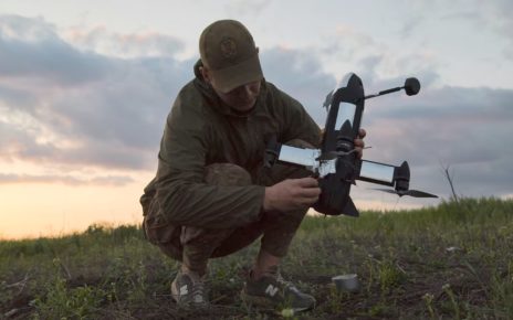 український військовий запускає дрон перехоплювач