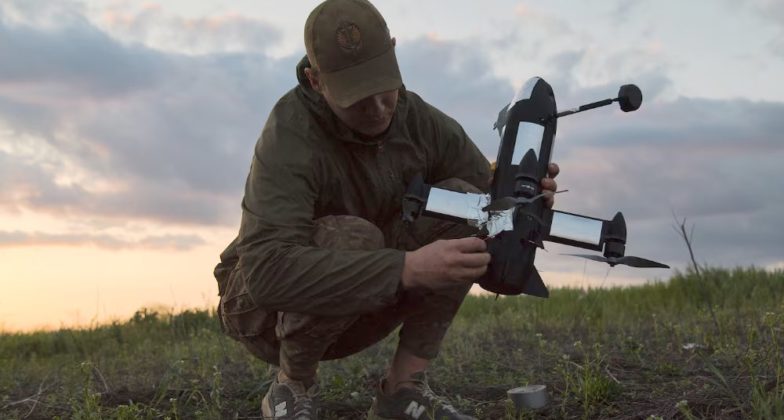 український військовий запускає дрон перехоплювач