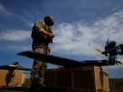 український військовий запускає безпілотний апарат